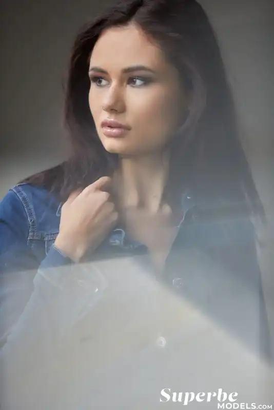 Очаровательная и полная индивидуальности девушка — фотография анкеты