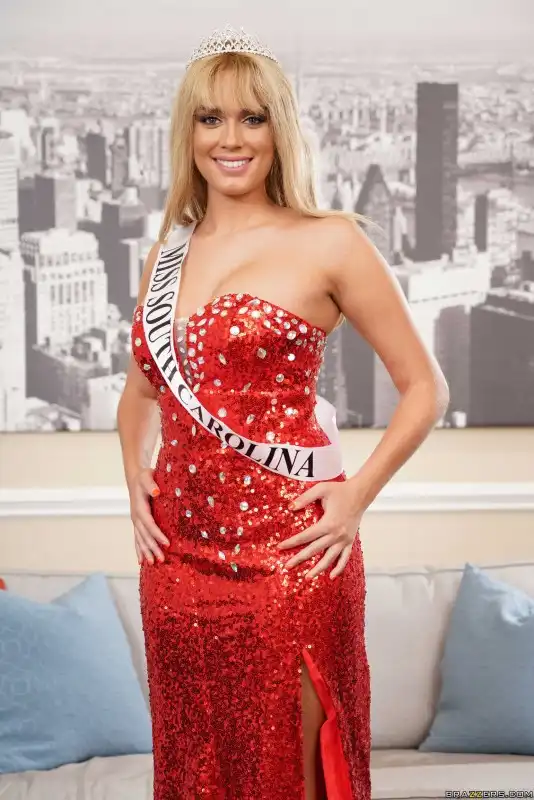 Стильна дівчина чекає на цікаву розмову — фотографія анкети