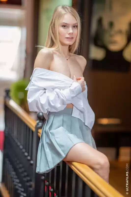 Тонка фігура і тропічні фрукти — фотографія анкети