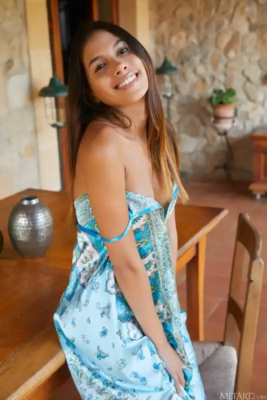 Вільна молода дівчина, готова до зустрічі в авто — фотографія анкети